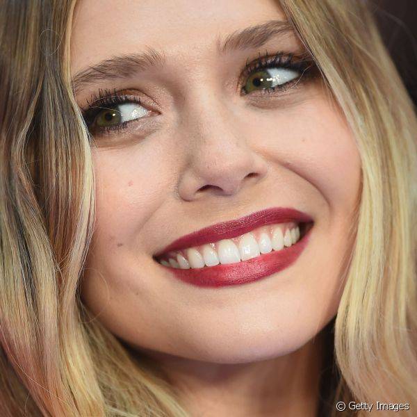 Quando opta pelo batom vermelho, Elizabeth Olsen deixa o restante da maquiagem mais leve
